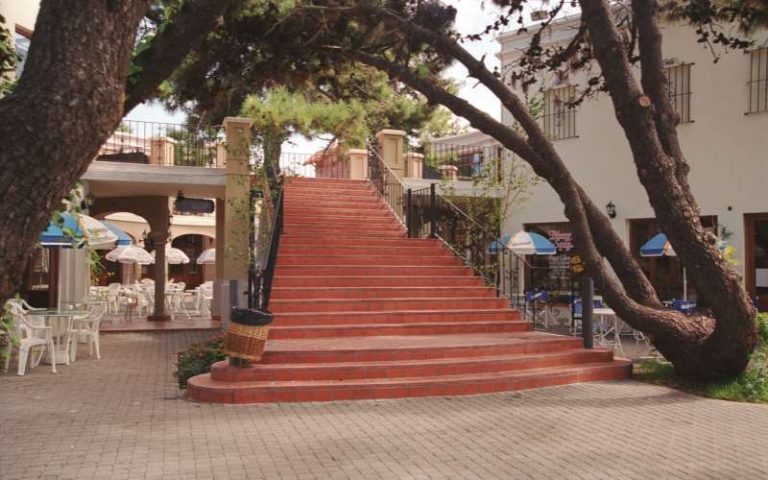 Paseo Pueblo Español, Gesell