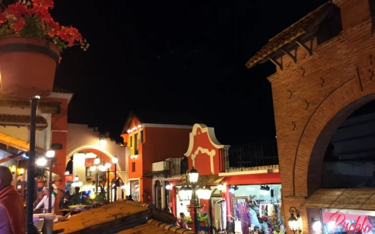 Paseo Pueblo Español
